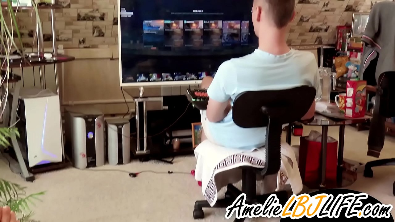 ילדה מאוננת עם צעצוע מין עבור החבר לשחק במשחקי מחשב