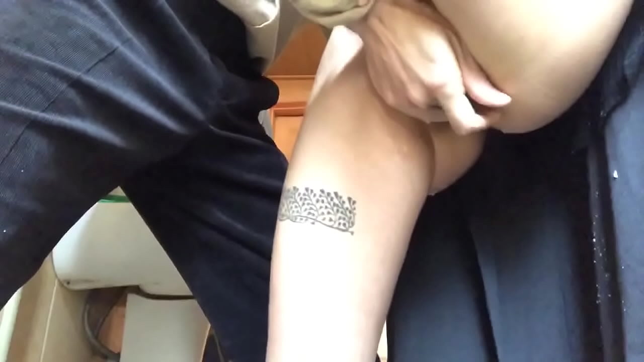 השפריץ בשירותים של בית הספר, אורגזמה קצפת אמיתית - המורה שלי עשה כמיטב יכולתו