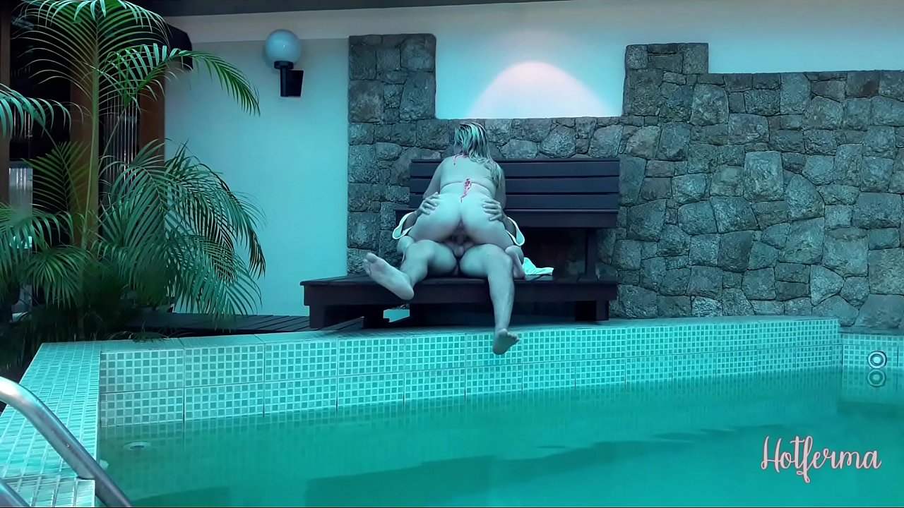 הבוס מזמין את המשרתת לבריכה, אבל לא יכול היה לעמוד בפני חם