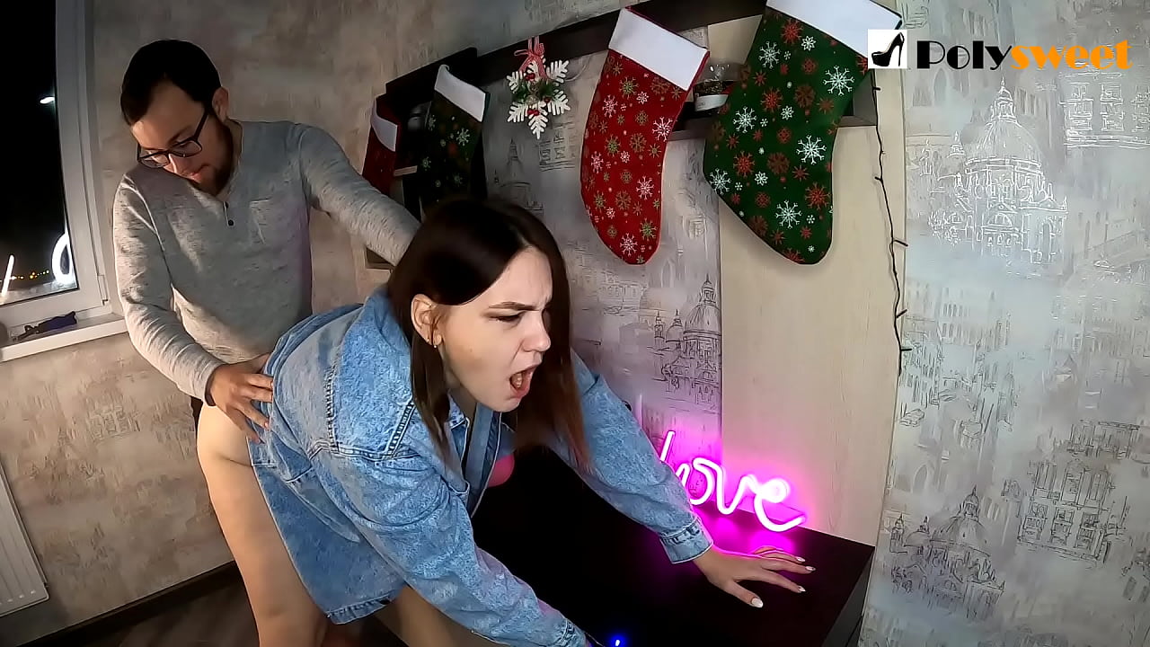 הבחור נהנה לזיין בחורה יפה עם קוקו בתחת עם הפה והזין